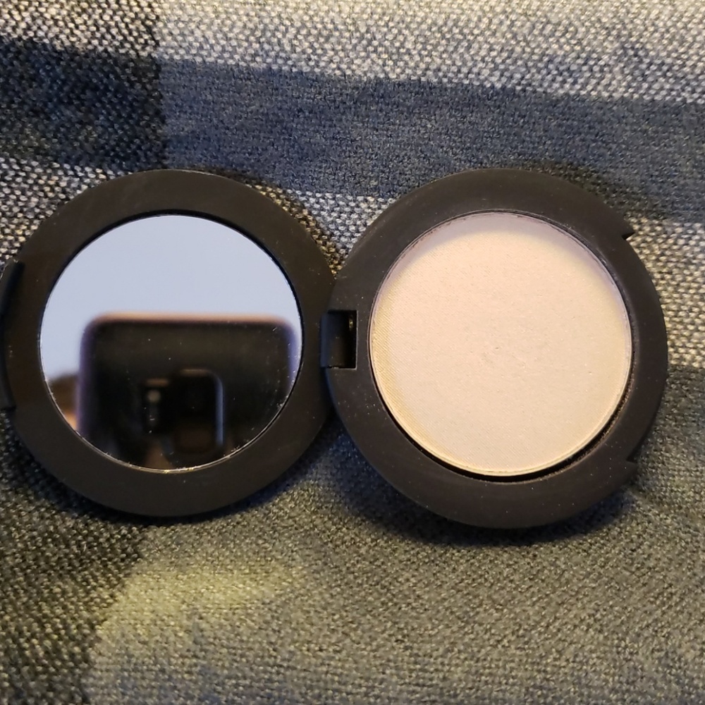 Younique Touch a la mode Luminizer - Benevolent